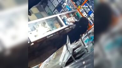 Nebezpečný experiment s mobilní baterií: Chlapec vážně zraněn po explozi lithiového článku