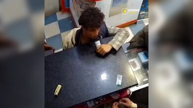 Nebezpečný experiment s mobilní baterií: Chlapec vážně zraněn po explozi lithiového článku