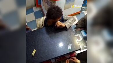 Nebezpečný experiment s mobilní baterií: Chlapec vážně zraněn po explozi lithiového článku