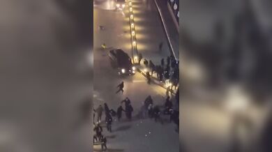Brutální potlačování protestů v Íránu: Bezpečnostní složky v Ardabilu úmyslně najíždějí vozidly do davu