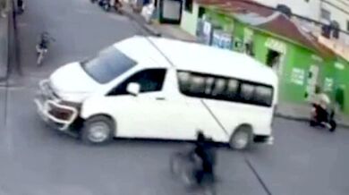 Srážka motocyklisty s minibusem