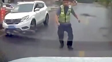 Policista suspendován za fingovaný pád na kapotu unikajícího vozu