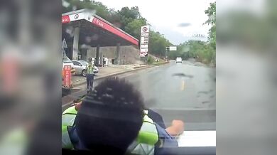 Policista suspendován za fingovaný pád na kapotu unikajícího vozu