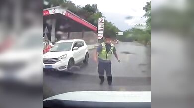 Policista suspendován za fingovaný pád na kapotu unikajícího vozu