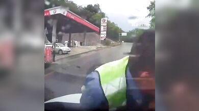 Policista suspendován za fingovaný pád na kapotu unikajícího vozu