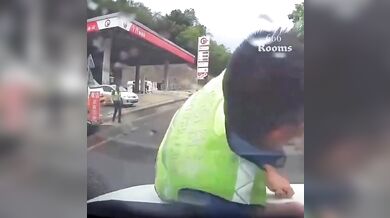 Policista suspendován za fingovaný pád na kapotu unikajícího vozu