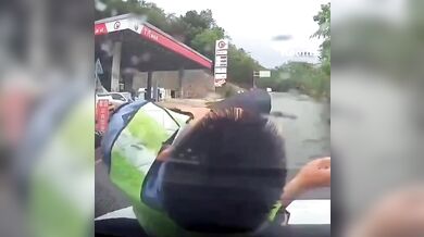 Policista suspendován za fingovaný pád na kapotu unikajícího vozu