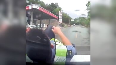 Policista suspendován za fingovaný pád na kapotu unikajícího vozu