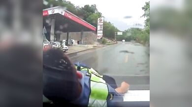 Policista suspendován za fingovaný pád na kapotu unikajícího vozu