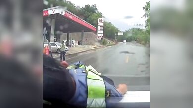 Policista suspendován za fingovaný pád na kapotu unikajícího vozu