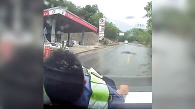 Policista suspendován za fingovaný pád na kapotu unikajícího vozu