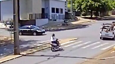 Střet motorkáře s pickupem na křižovatce