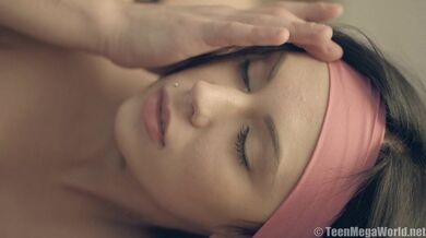 Fit teen se nechá ošukat cizincem v posilovně