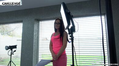 Tři amatéři se snaží souložit s pornohvězdou