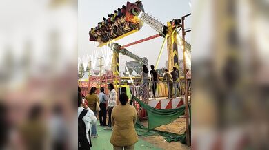 Tragédie na festivalu Surajkund Mela: Pád obří atrakce nepřežil policista