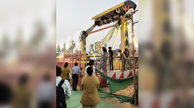 Tragédie na festivalu Surajkund Mela: Pád obří atrakce nepřežil policista