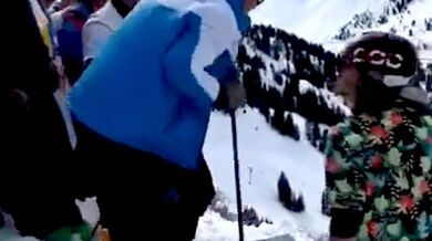 Lyžař ztratil kontrolu nad svou jízdou a smetl jiného lyžaře