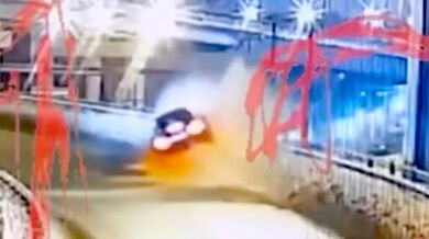 Tragická nehoda na moskevském okruhu: Mercedes se zřítil z estakády, dva lidé nepřežili