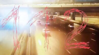 Tragická nehoda na moskevském okruhu: Mercedes se zřítil z estakády, dva lidé nepřežili