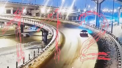 Tragická nehoda na moskevském okruhu: Mercedes se zřítil z estakády, dva lidé nepřežili