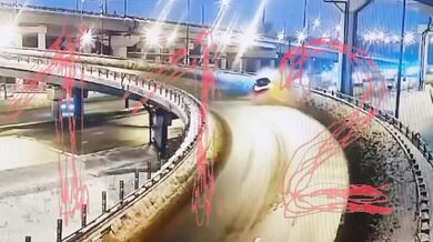 Tragická nehoda na moskevském okruhu: Mercedes se zřítil z estakády, dva lidé nepřežili