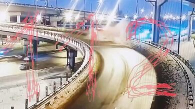 Tragická nehoda na moskevském okruhu: Mercedes se zřítil z estakády, dva lidé nepřežili