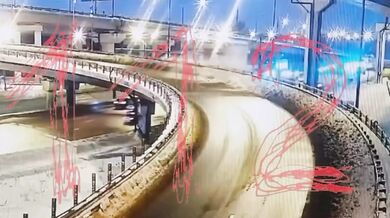 Tragická nehoda na moskevském okruhu: Mercedes se zřítil z estakády, dva lidé nepřežili