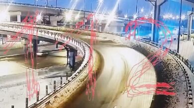 Tragická nehoda na moskevském okruhu: Mercedes se zřítil z estakády, dva lidé nepřežili