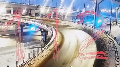 Tragická nehoda na moskevském okruhu: Mercedes se zřítil z estakády, dva lidé nepřežili