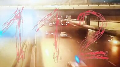 Tragická nehoda na moskevském okruhu: Mercedes se zřítil z estakády, dva lidé nepřežili