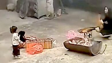 Dítě se nudilo při hraní s kočkou