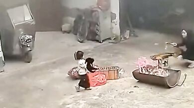 Dítě se nudilo při hraní s kočkou