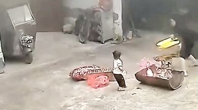 Dítě se nudilo při hraní s kočkou