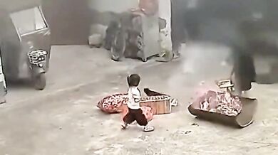 Dítě se nudilo při hraní s kočkou