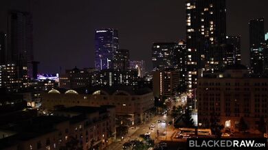 Nenasytná dívka Kenzie Love uctívá tlustý černý penis