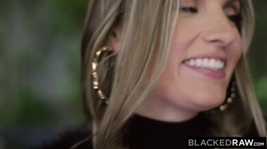 Nenasytná dívka Kenzie Love uctívá tlustý černý penis