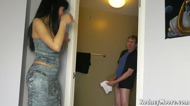 Prsatá asijská mrdna si nechala pořádně rozšukat kundu od nadrženýho dědka