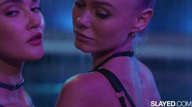 Ohromující panenky Nancy a Sonya předvádí show mezi svíčkami