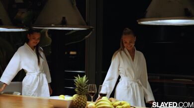 Ohromující panenky Nancy a Sonya předvádí show mezi svíčkami