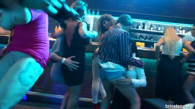 Večírek v klubu se změní v sexuální orgie