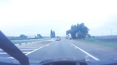 Tragická srážka osobního vozu s nákladním automobilem kvůli vysoké rychlosti