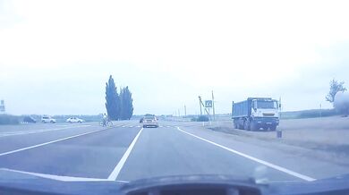 Tragická srážka osobního vozu s nákladním automobilem kvůli vysoké rychlosti