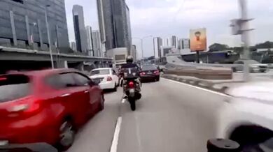 Dvouleté dítě otevřelo za jízdy dveře a způsobilo nehodu