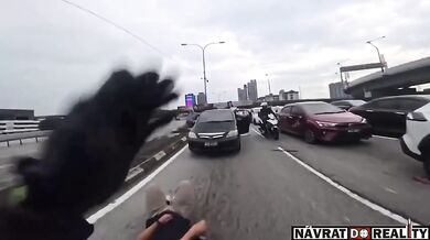 Dvouleté dítě otevřelo za jízdy dveře a způsobilo nehodu