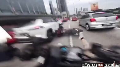 Dvouleté dítě otevřelo za jízdy dveře a způsobilo nehodu