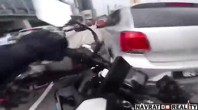 Dvouleté dítě otevřelo za jízdy dveře a způsobilo nehodu