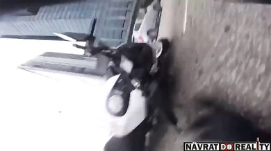 Dvouleté dítě otevřelo za jízdy dveře a způsobilo nehodu