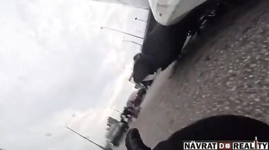 Dvouleté dítě otevřelo za jízdy dveře a způsobilo nehodu