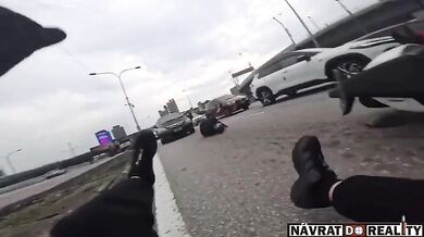 Dvouleté dítě otevřelo za jízdy dveře a způsobilo nehodu