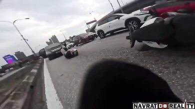 Dvouleté dítě otevřelo za jízdy dveře a způsobilo nehodu